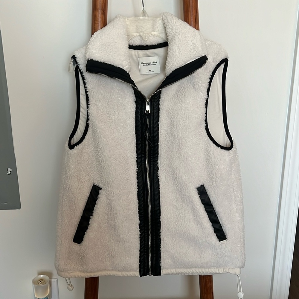Abercrombie and Fitch Women’s Sherpa Vest